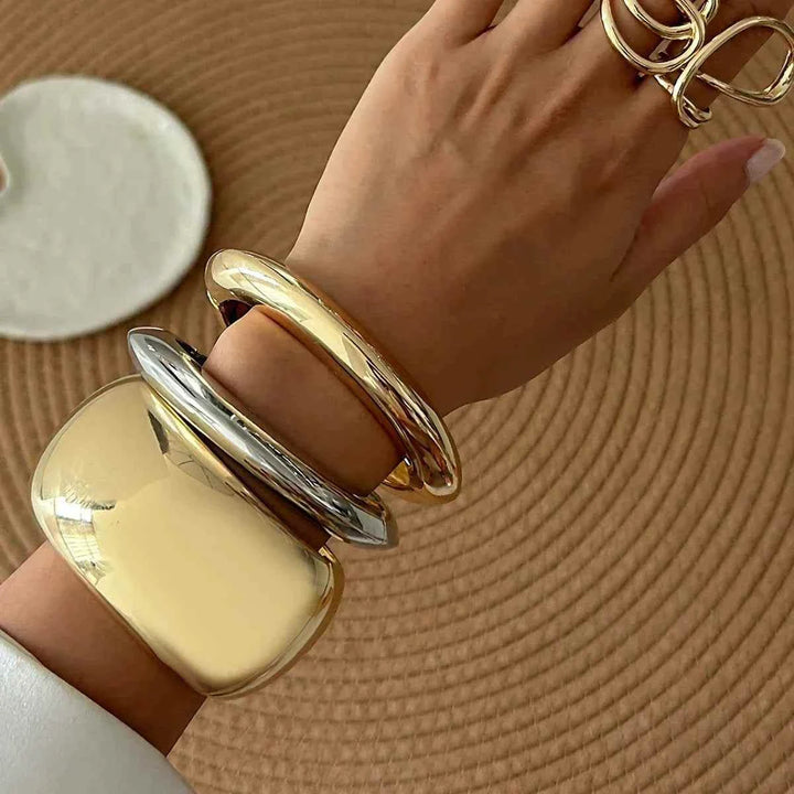 سوار نسائي معدني واسع لامع بتصميم هندسي عصري مستوحى من الموضة الأوروبية bracelet women والأمريكية 2025