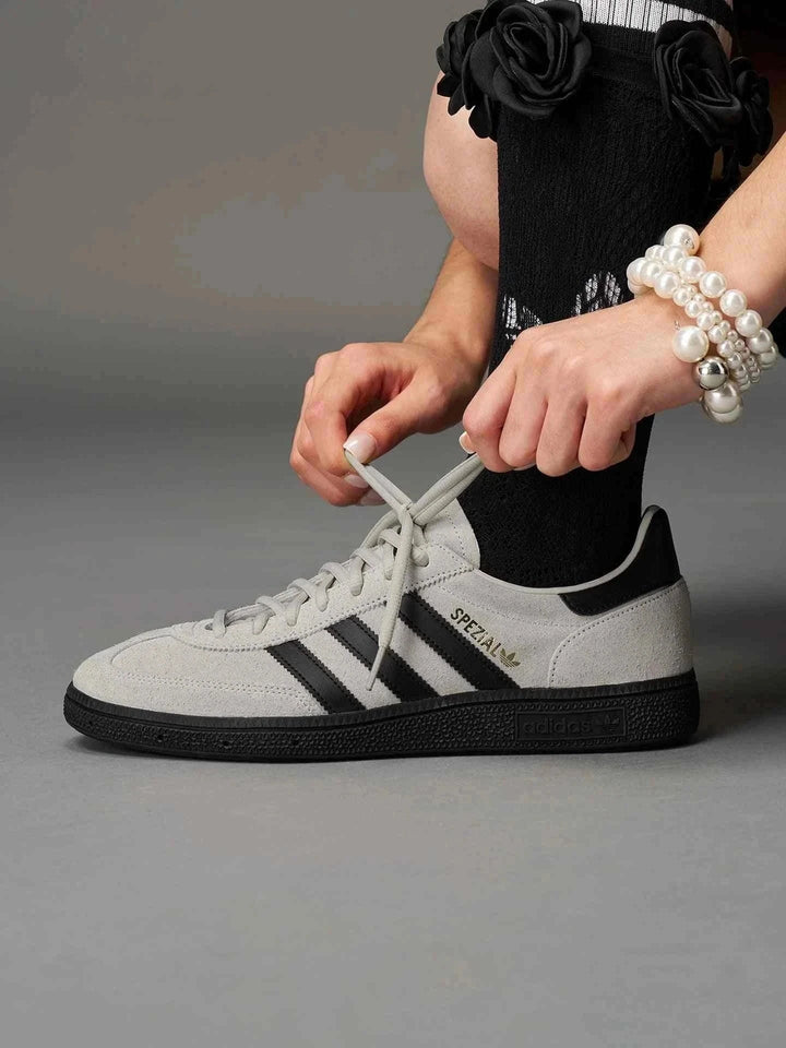Adidas أديداس حذاء HANDBALL SPEZIAL كريمي رمادي بسويد ونعل مطاطي مقاوم للانزلاق