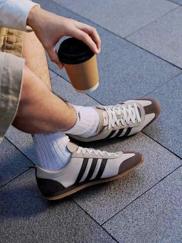 Adidas VS JOG 2.0 أديداس حذاء VS JOG 2.0 آيس كريم تصميم كلاسيكي وأنيق بألوان بيج وبني مع نعل مقاوم ومريح للمشي