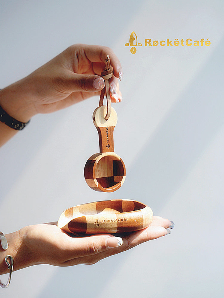 طبق من خشب الجوز لوزن حبوب القهوة من RocketCafe