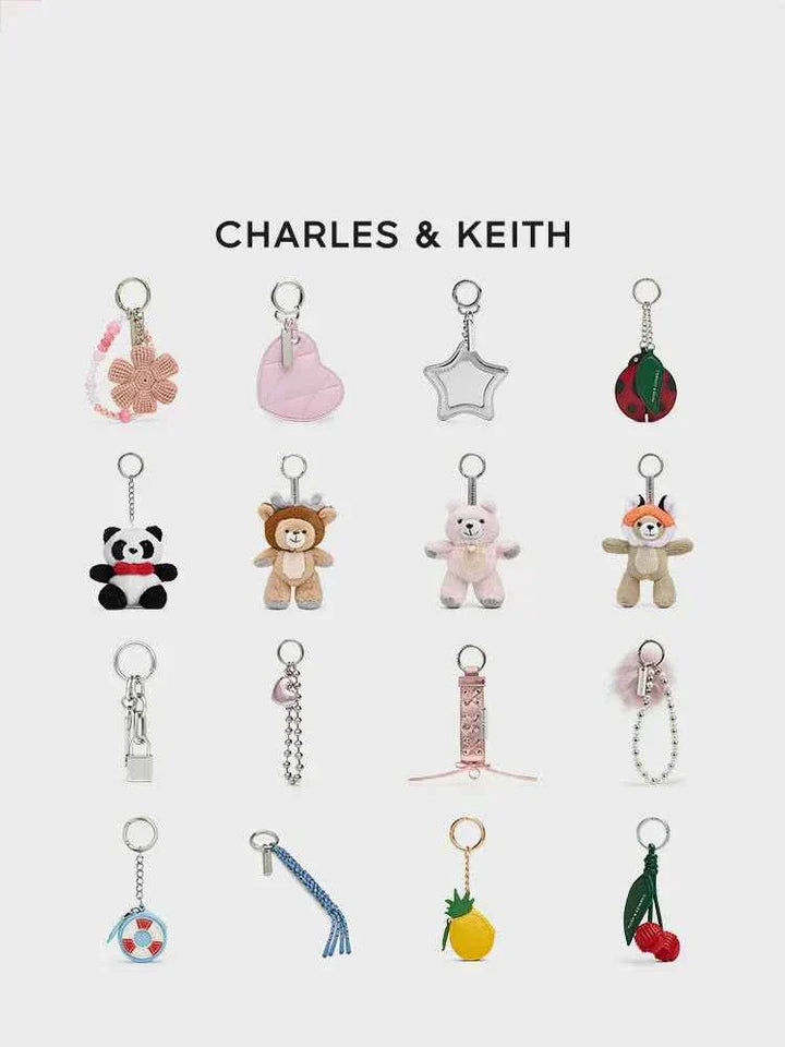مجموعة ميداليات تشارمز بتصاميم مميزة من CHARLES KEITH تشمل زهور، قلوب، دببة، فواكه وأشكال معدنية أنيقة تناسب جميع الأذواق.