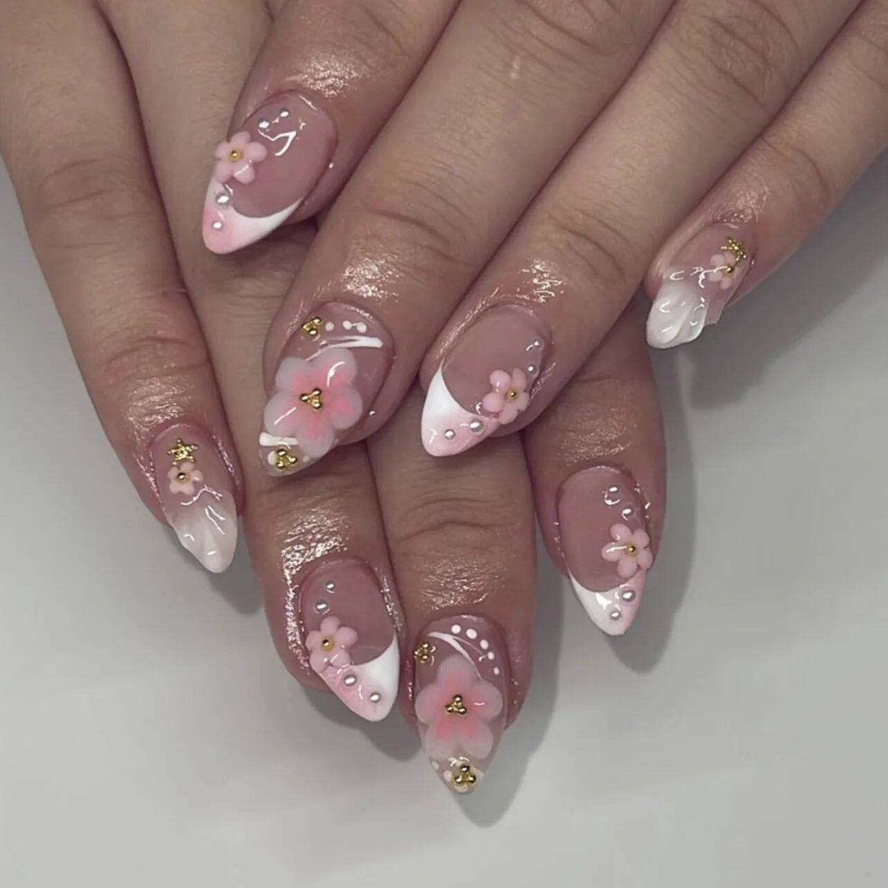 أظافر صناعية Press-on Nails بتصاميم وردية و 3D Art فخمة.