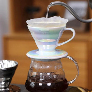 قمع ترشيح قهوة Hario V60 بتصميم معدني فاخر وألوان عاكسة.