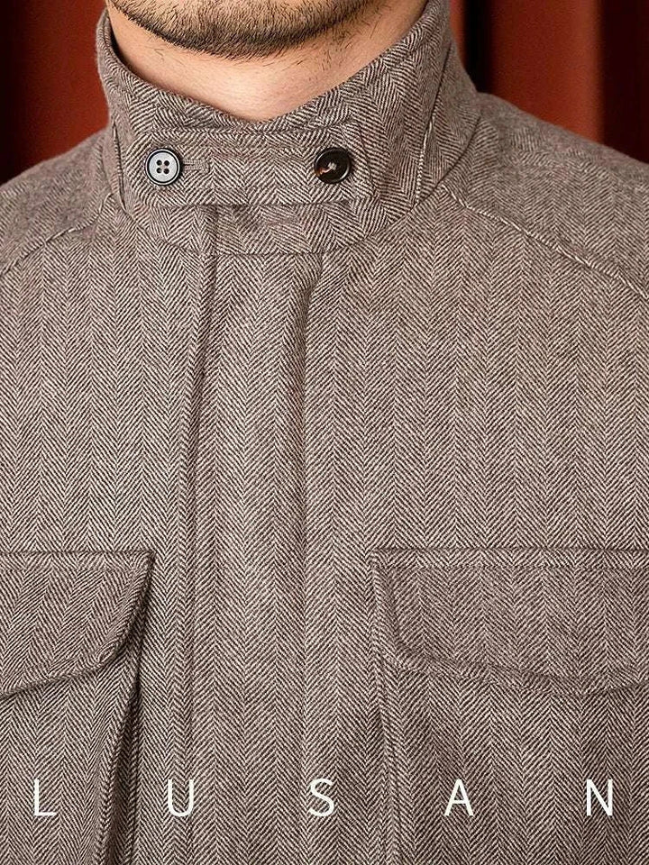 Mr. Lusan جاكيت 10 Italian Gentleman Jacket بأزرار وياقة مرتفعة وقماش هيرينغبون بيج كلاسيكي