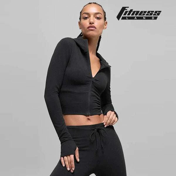 سويفت هودي رياضي ضيق أسود بأزرار وسحاب كامل من alo clothing بتصميم عصري وعملي