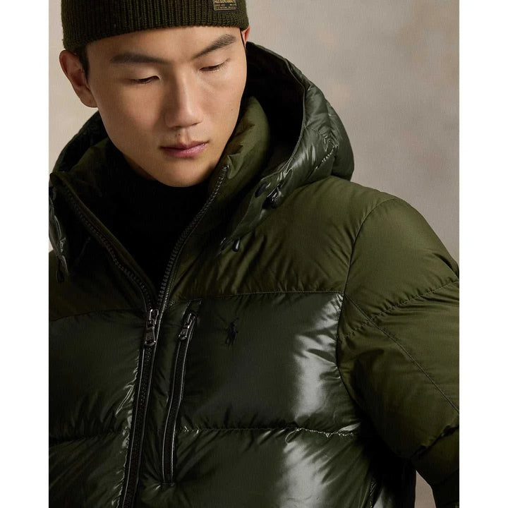 جاكيت رجالي Ralph Lauren بتصميم عصري بلون زيتوني مع حشوة مبطنة وغطاء رأس وسحّاب مزدوج للدفء والأناقة الشتوية