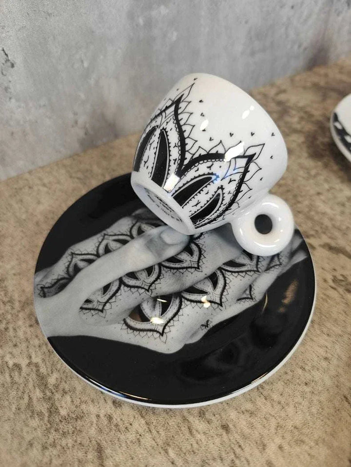 فنجان اسبريسو illy 2024 مزخرف باللونين الأسود والأبيض مع صحن بورسلان فني أنيق