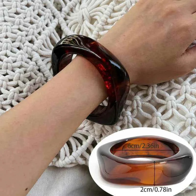 أساور Resin عريضة بتصميم Vintage وألوان رخامية فاخرة.