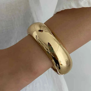 أساور عريضة Chunky بتصاميم Gold Flakes وألوان متنوعة.