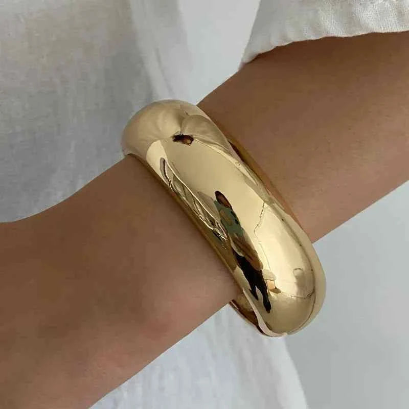 أساور عريضة Chunky بتصاميم Gold Flakes وألوان متنوعة.