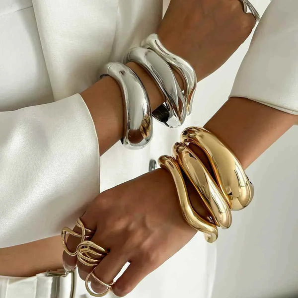 سوار نسائي معدني لامع بتصميم غير منتظم وعصري spring bracelet بأسلوب أوروبي وأمريكي موضة 2025