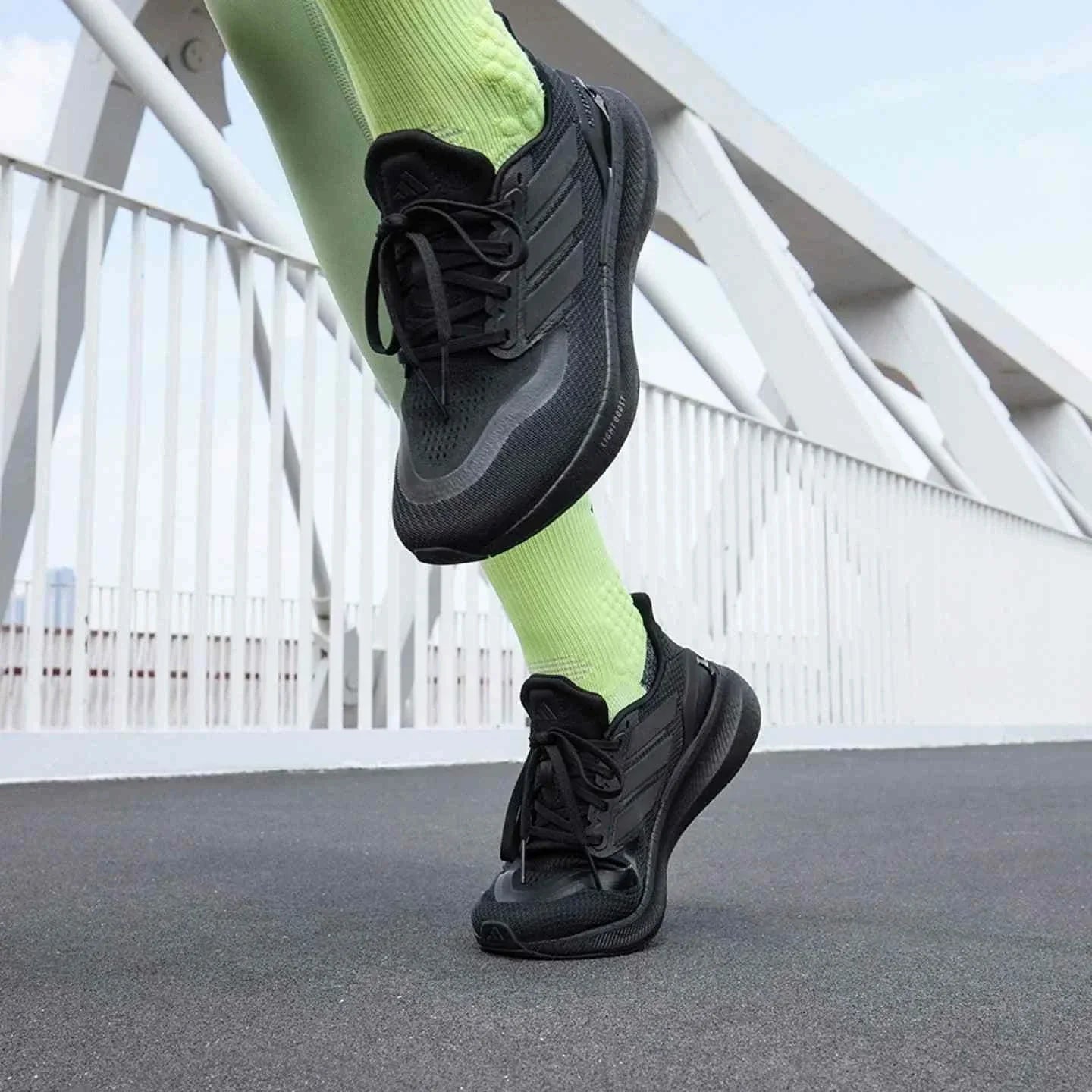 Adidas حذاء جري خفيف ومريح من أديداس.