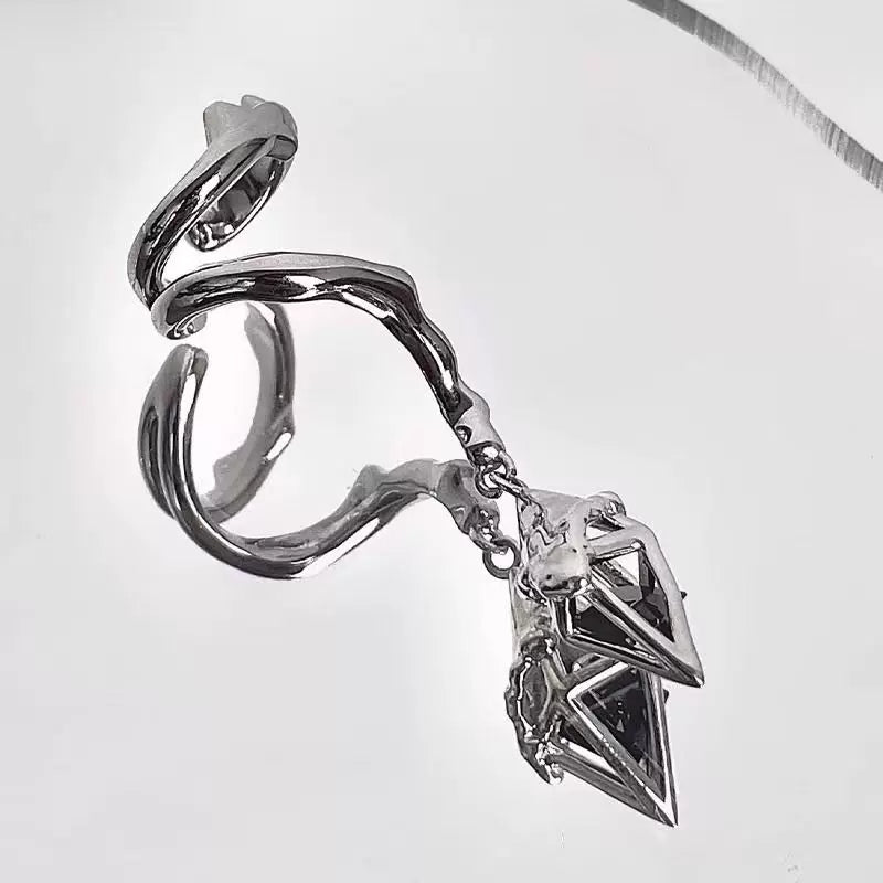 قرط Ear Cuff بتصميم هندسي مع دلاية كريستال باللون الفضي.