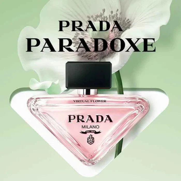 PRADA برايم بارادوكس عطر نسائي فاخر بزجاجة مثلثة وردية مع غطاء أسود وأزهار بيضاء من الخلف