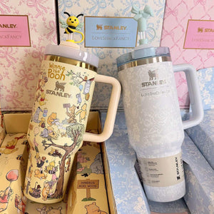 كوب Stanley x LoveShackFancy بتصميم الزهور والفيونكات الأنيق.