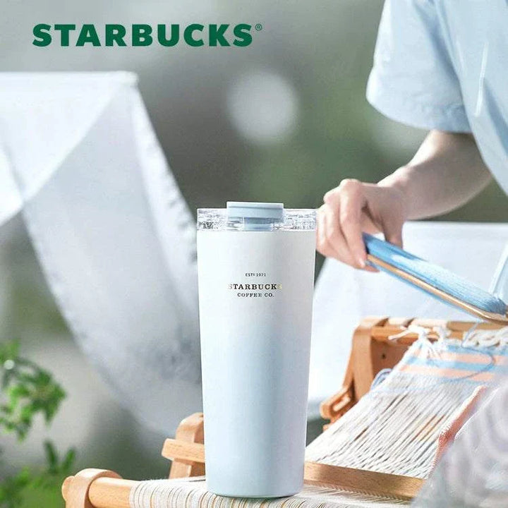 كوب ستاربكس أنيق باللون الأبيض مع غطاء محكم وعزل حراري مثالي للاستخدام اليومي والسفر.
