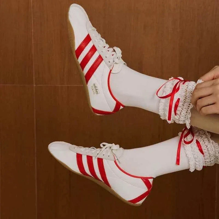Adidas حذاء نسائي كلاسيكي خفيف أبيض مع خطوط حمراء بنعل رفيع ونعل مطاطي مرن