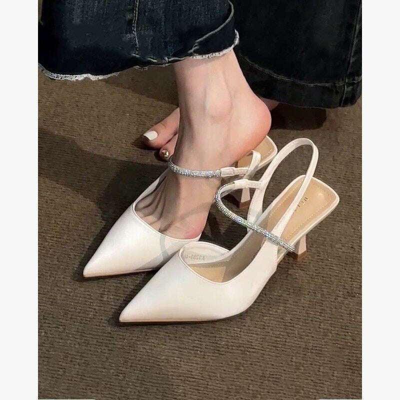 حذاء كعب عالي بتصميم Slingback ومرصع بالكريستال اللامع.