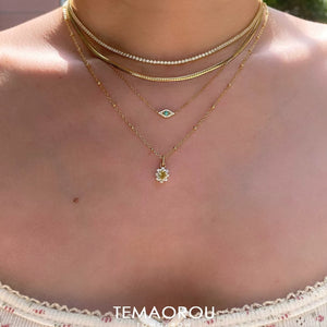 قلادة ذهبية بـ Crystal Pendant وتصميم أنيق.