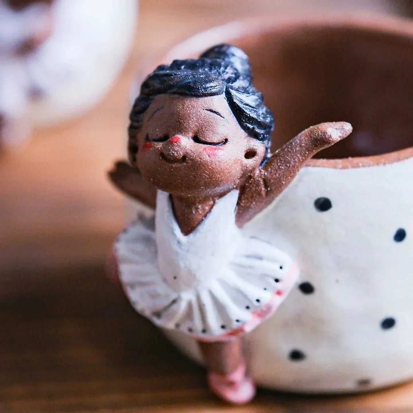 كوب سيراميك يدوي بتصميم شخصيات 3D بارزة لطيفة.