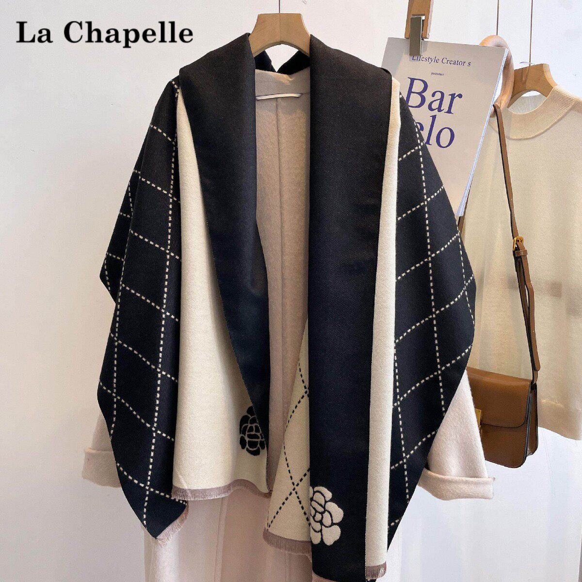 وشاح نسائي سميك من La Chapelle بالأسود والكريمي بنقشة زهرية تلبسه عارضة