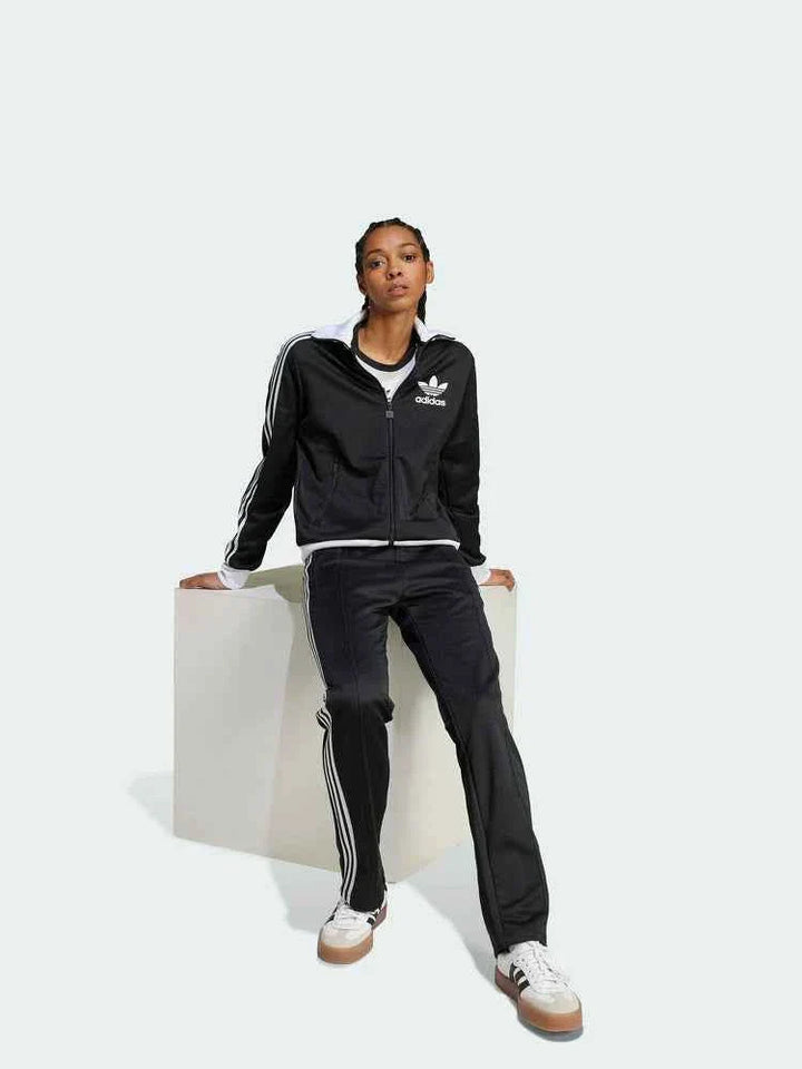 Adidas جاكيت رياضي خفيف كلاسيكي أسود مع تفاصيل بيضاء وخطوط ثلاثة وشعار Trefoil