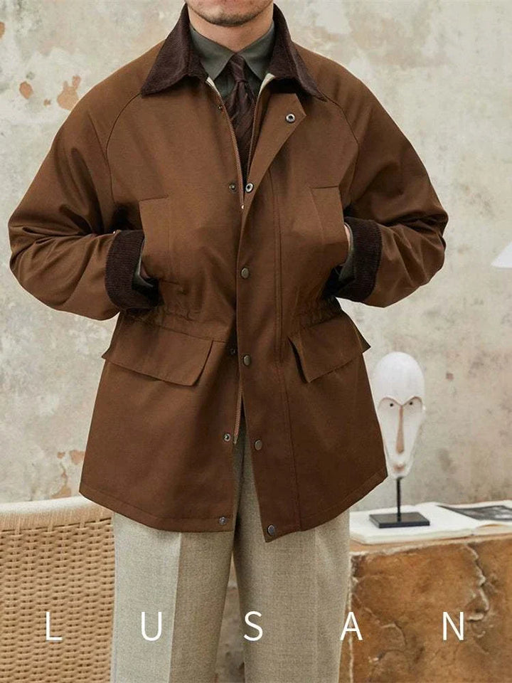 Mr. Lusan Casual Gentleman جاكيت بني كلاسيكي بكشكش قطني وجيوب أمامية سحاب معدني وأزرار ضغط