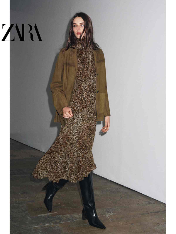 فستان نسائي بملمس حيواني بقصة هالتر من ZARA2025 Fallمع جاكيت بني وحذاء أسود عالي