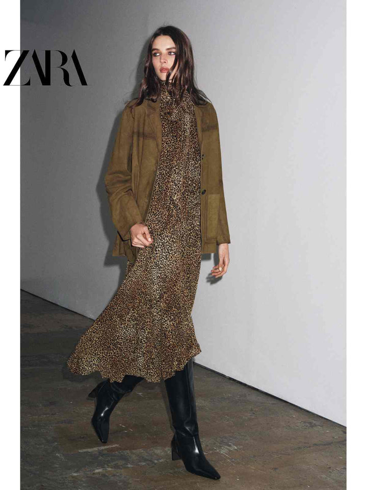فستان نسائي بملمس حيواني بقصة هالتر من ZARA2025 Fallمع جاكيت بني وحذاء أسود عالي