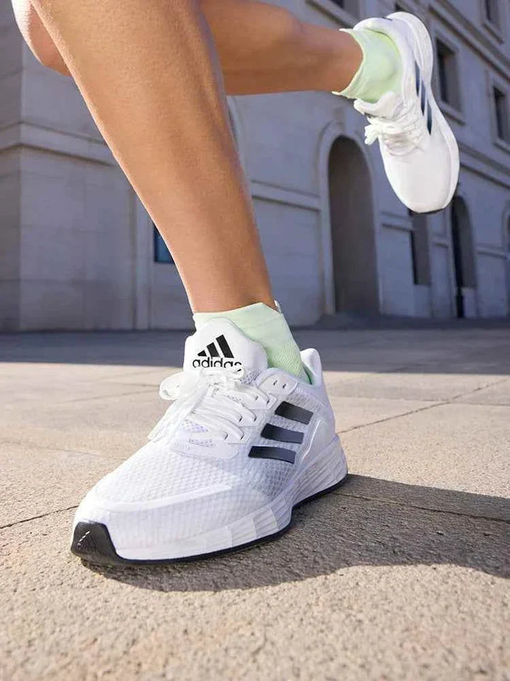 Adidas أديداس حذاء DURAMO SL شبكي أبيض للركض والتدريب اليومي مع نعل أبيض وثلاث خطوط سوداء