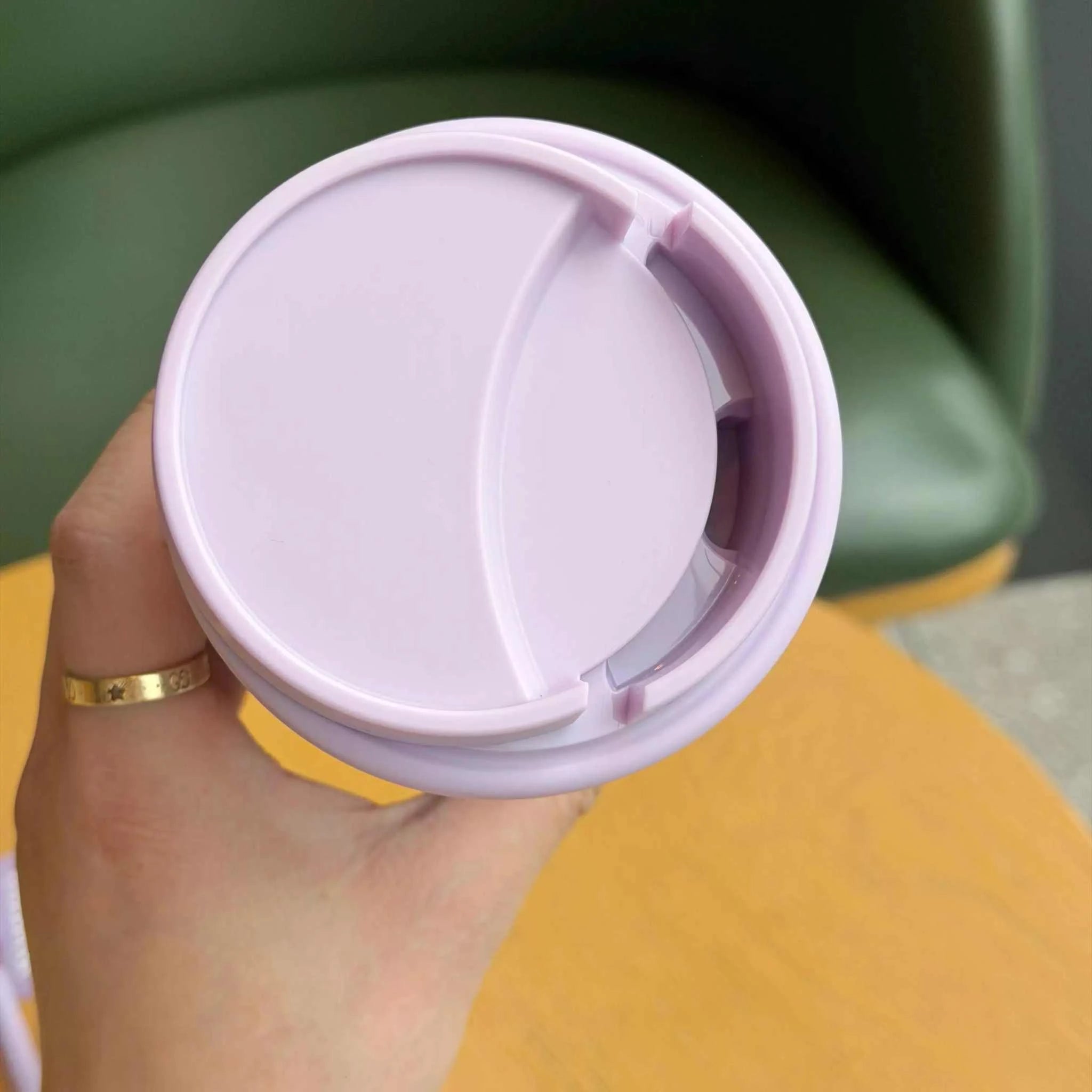 كوب Starbucks بنفسجي مرصع مع تعليقة أنيقة وغطاء إضافي.