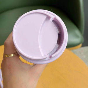 كوب Starbucks بنفسجي مرصع مع تعليقة أنيقة وغطاء إضافي.