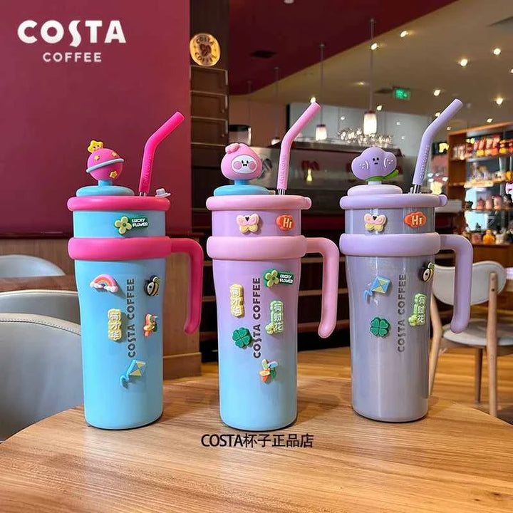 كوب حراري بألوان مبهجة من Costa Coffeeالصور تعرض مجموعة أكواب حرارية من علامة “Costa Coffee” بتصاميم مبهجة وألوان مشرقة مثل الأزرق، الوردي، الأخضر، والأصفر. تأتي الأكواب مع مقبض مريح وغطاء مع شفاطة مرنة،اكواب كوستاCostaرفعةكوب حراري بألوان مبهجة من Costa Coffee