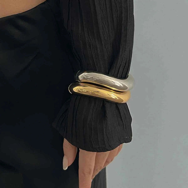 سوار نسائي أكريليك بتصميم منحني غير منتظم باللونين الذهبي والفضي يضيف لمسة فاخرة وعصرية لموضة صيف Irregular curved spring bracelet 2025