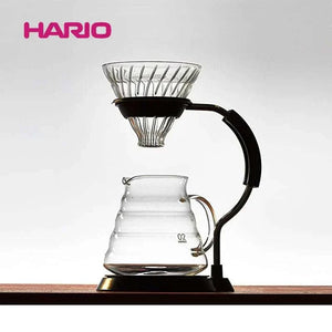 محطة تحضير قهوة V60 من HARIO بتصميم أنيق ولون أسود.