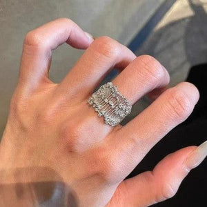 طقم خواتم مرصعة بـ Zircon بتصميم فخم ولامع.
