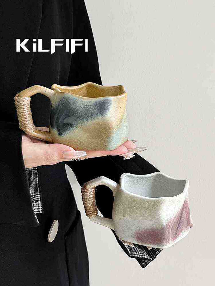 أكواب سيراميك بتصميم الفرن القديم، ممسكة بالأيدي.