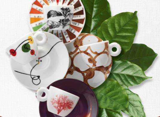 طقم أكواب Espresso من illy Art Collection بتصاميم فنية.