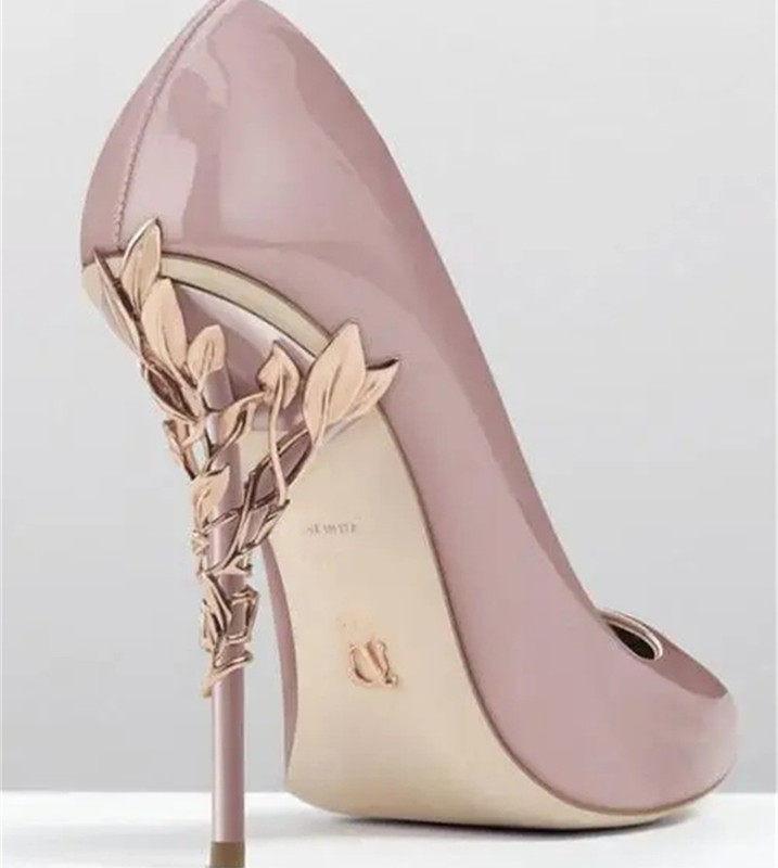 حذاء كعب عالي بتصميم Leaf Heel أنيق.