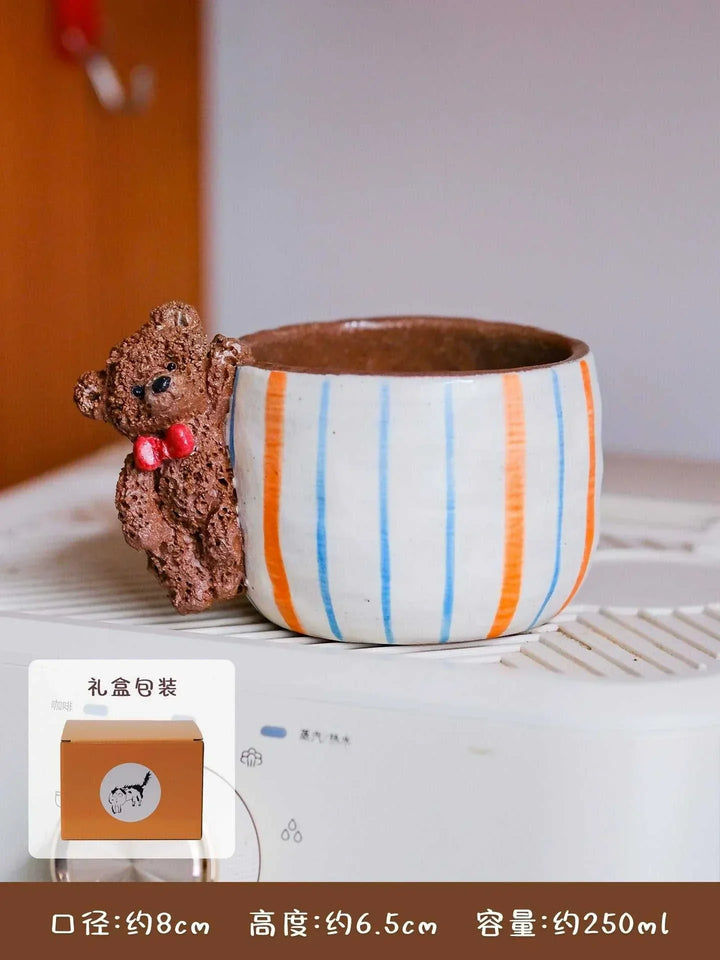 كوب قهوة يدوي من Yifang مزين بدب ثلاثي الأبعاد وألوان مخططة ناعمة سعة 250 مل
