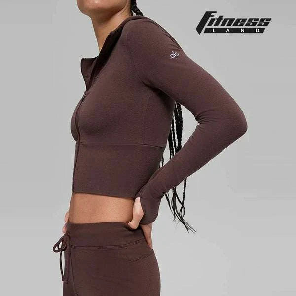 هودي رياضي ضيق بني بأزرار وسحاب كامل من alo clothing بتصميم أنيق ومريح