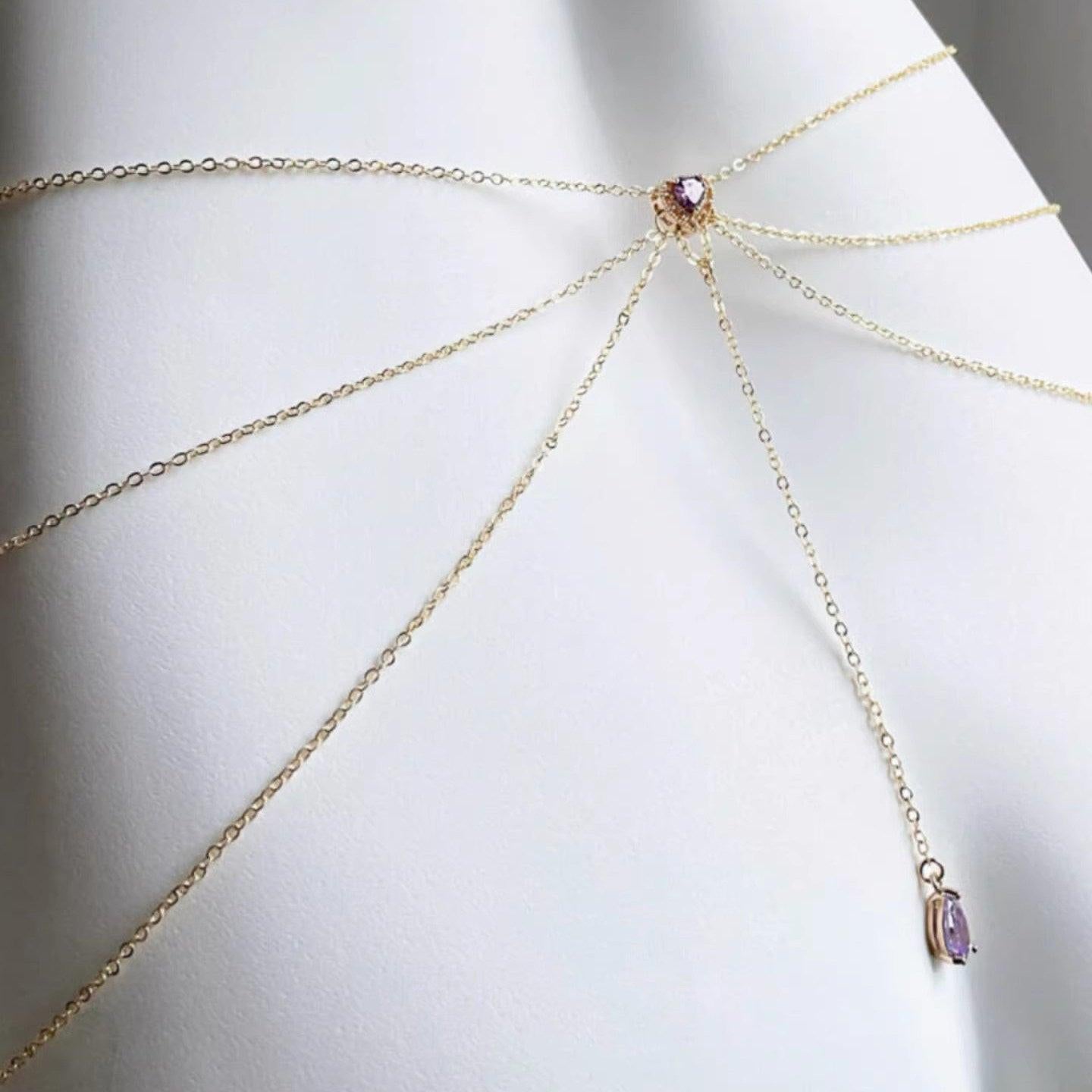 سلسلة خصر Body Chain ذهبية بتصميم عصري مع حجر Purple Stone.