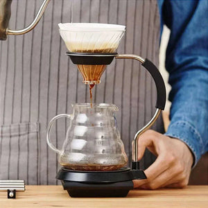 محطة تحضير قهوة V60 من HARIO بتصميم أنيق ولون أسود.