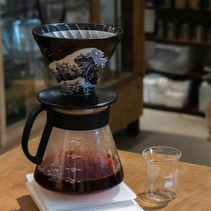قمع تقطير V60 من HARIO إصدار Kanagawa Surf محدود.