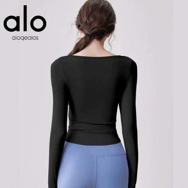 تي شيرت رياضي نسائي بأكمام طويلة أسود من alo clothing مع حشوة صدر مدمجة وتصميم أنيق