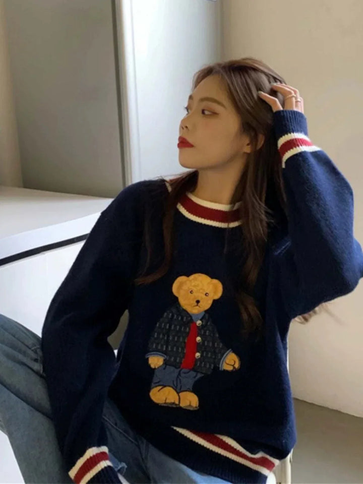 سويتر لايزي بير كحلي غامق بياقة مستديرة ورسم دب دافئ تصميم شبابي رياضي أنيق