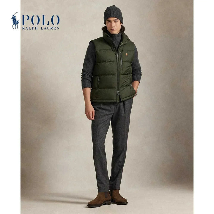 رجل يرتدي سترة Ralph Lauren مبطنة خفيفة باللون الزيتي مع قبعة صوفية وأسلوب أنيق كاجوال يناسب الطقس البارد