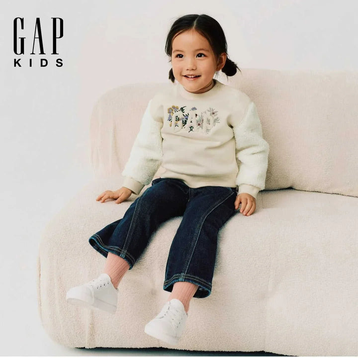 طفلة ترتدي كنزة GAP فرو شتوية مع تطريز أزهار وأكمام فرو ناعمة للدفء والراحة