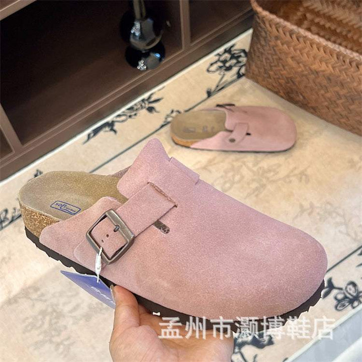 نعال منزلي Birknstok من جلد المولبيري السويدي بلون بيج هادئ مع قاعدة فلين كورك وحزام معدني قابل للتعديل للراحة والدعم اليومي