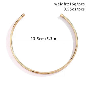 عقد Choker معدني بتصميم Torque ناعم وأنيق.
